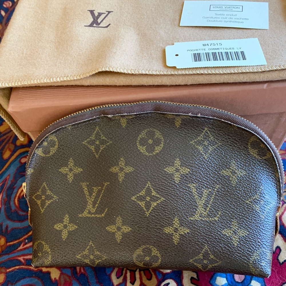 LOUIS VUITTON CoSMeTiC PouCH